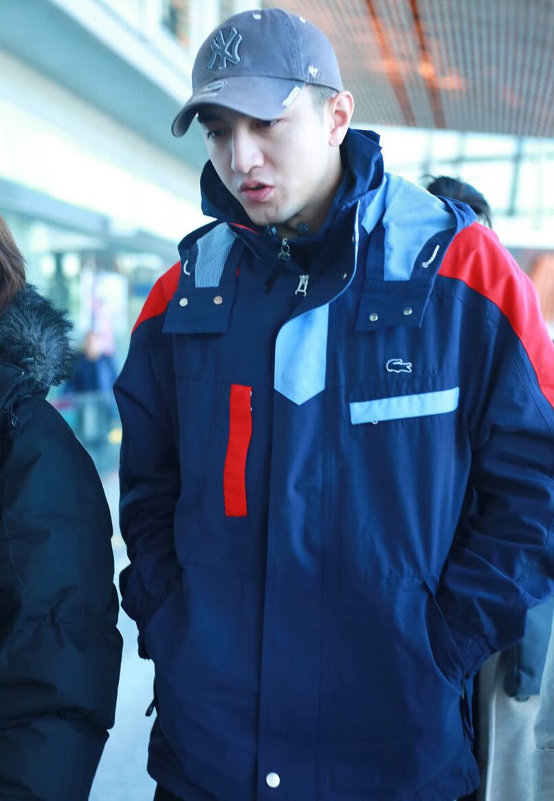 机场再次偶遇金瀚,素颜上镜,一改平日风格,网友:帽子亮了!