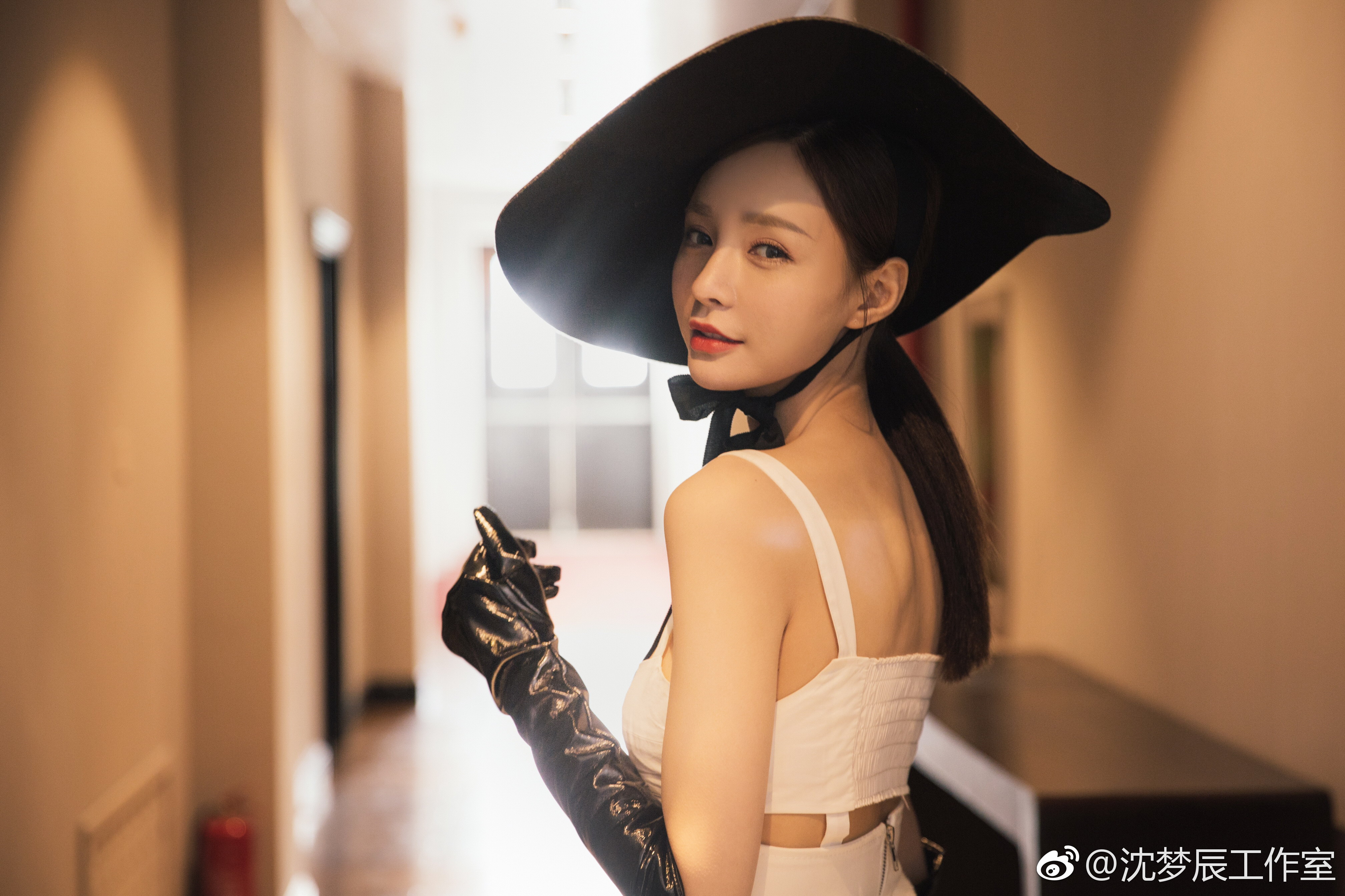 沈梦辰化身摩登女郎,穿白色吊带长裙t台走秀,感觉相当有范儿