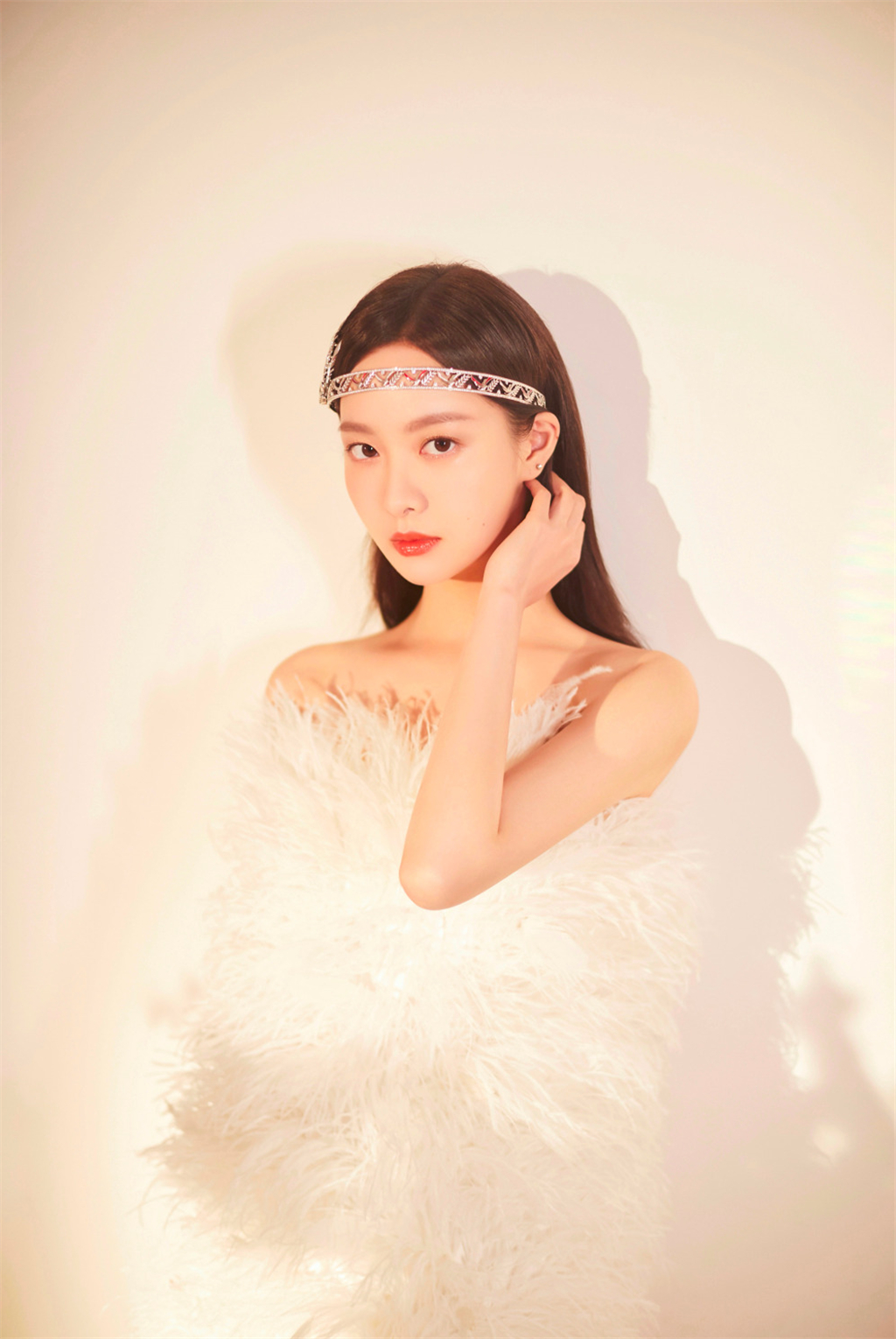 赵尧柯甜美写真,身穿白色羽毛裙灵动飘逸,精致优雅,如画中仙女