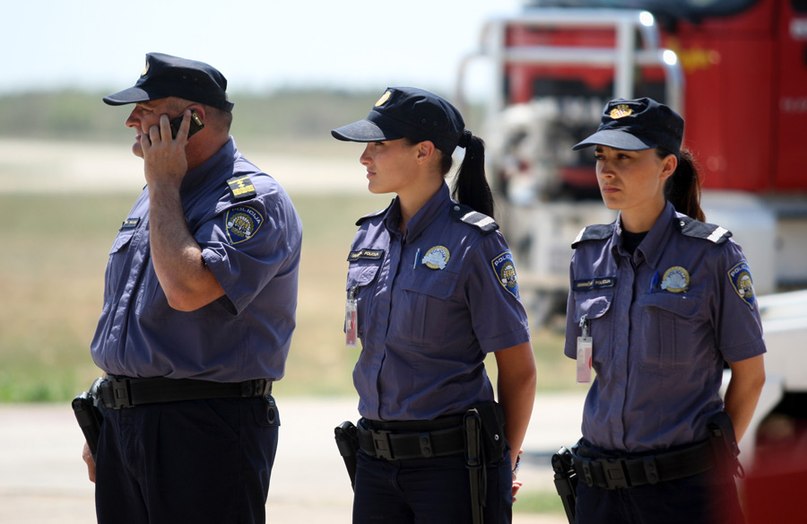 克罗地亚警服 戴棒球帽的克罗地亚警察