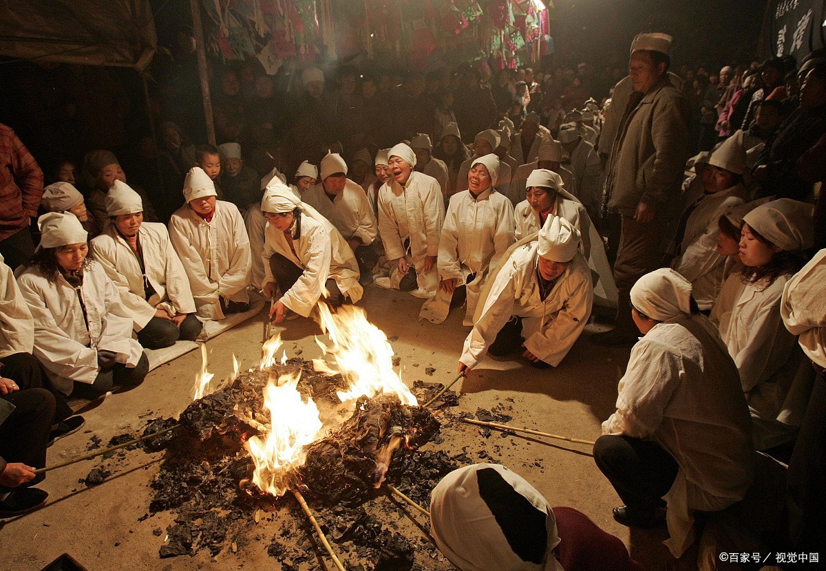 家里的老人一去世,就赶紧把他们的衣服全烧掉,这可绝对不是迷信
