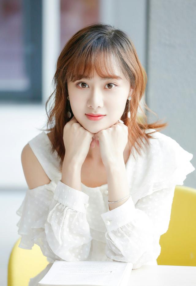 曹曦月有着南方人典型的温婉柔美,她的一颦一笑都充满着艺术气息,穿着