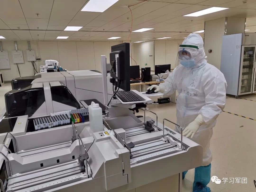 他是一名检验技师,每天与病毒"较量"5个小时