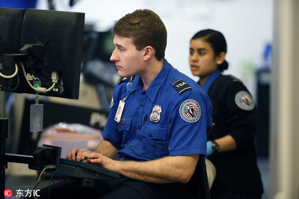 当地时间2019年1月5日,美国波斯顿,安检人员在当地的洛根国际机场工作
