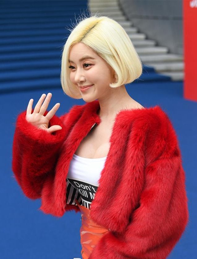 韩国女djsoda出席首尔时装周,网友:胸又大了