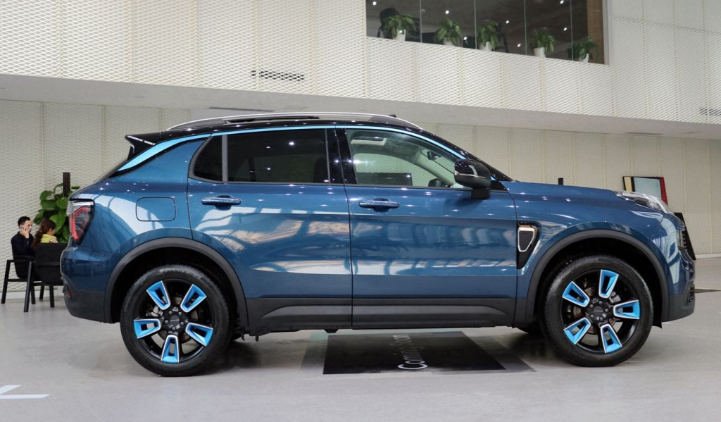 这款lynk&co-01概念车的颜色很好看,非常时尚,而且看着比较年轻