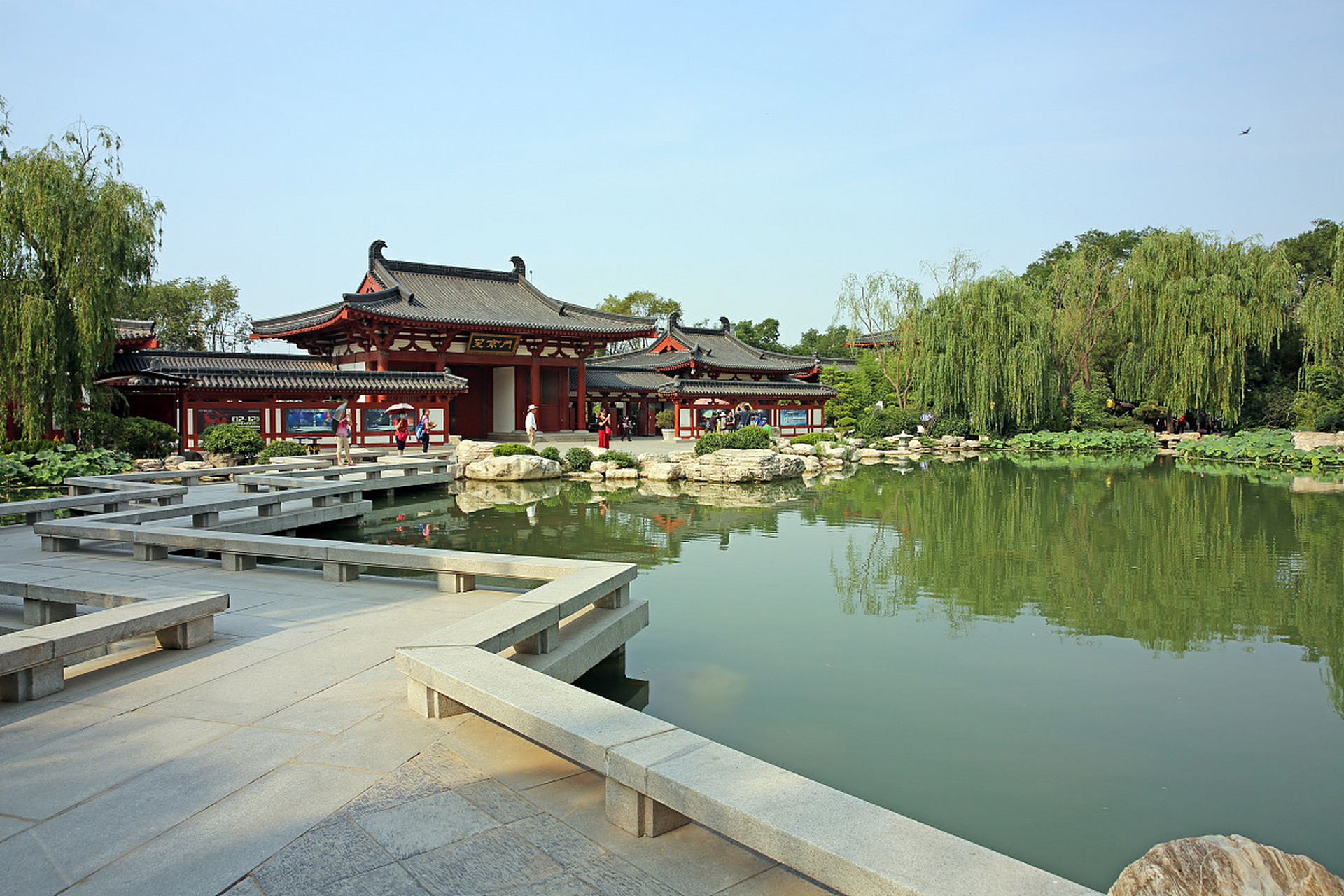 华清池,亦名华清宫,位于陕西省西安市临潼区骊山北麓,西距西安30公里