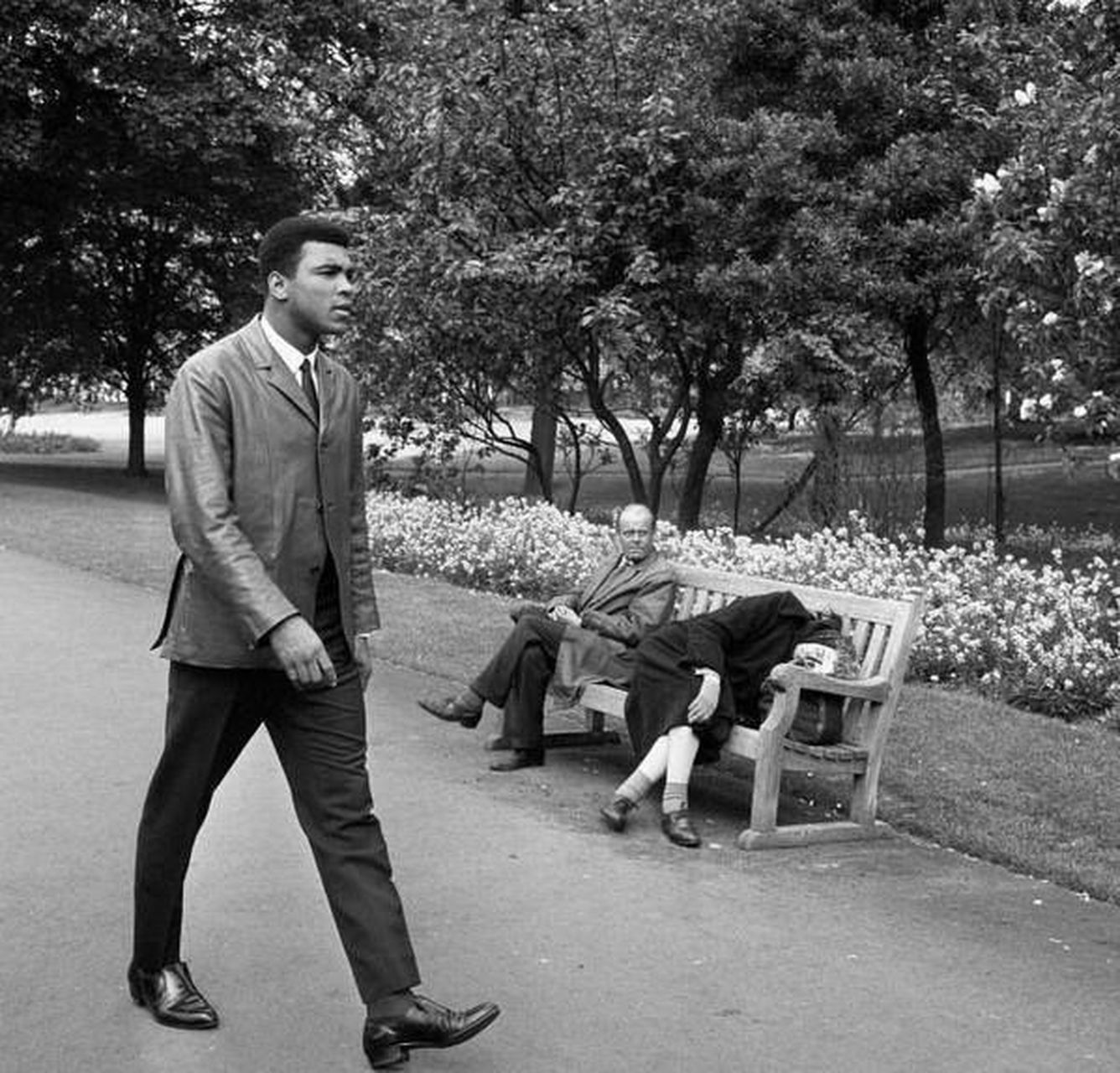 拳王穆罕默德·阿里和路边两个无忧无虑的人,1966年.