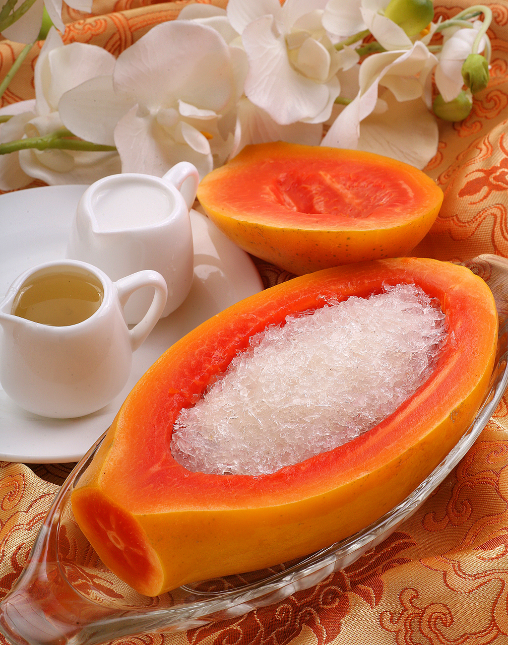 每日糖水:木瓜炖雪蛤  木瓜炖雪蛤是一道传统的滋补汤品,以下是详细的