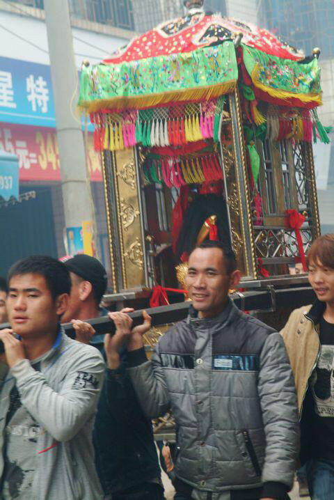 粤西地区湛江年例习俗,游神大会穿令箭,你们见过这样的习俗吗?