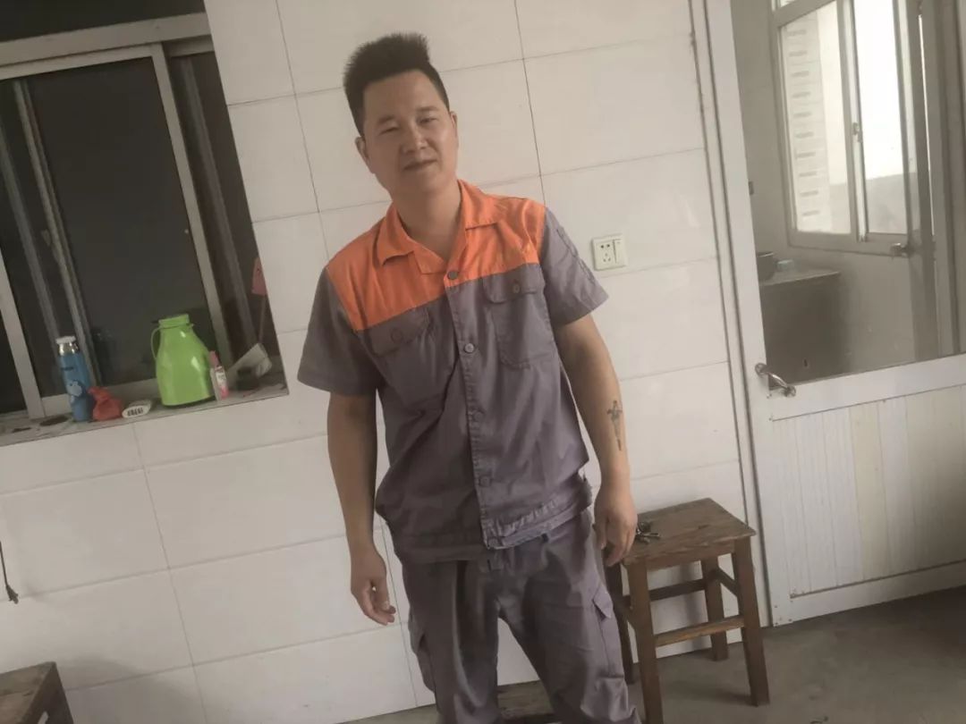 昨晚6点,一辆轿车开进泰州引江河,一小伙救人后却失声痛哭了!