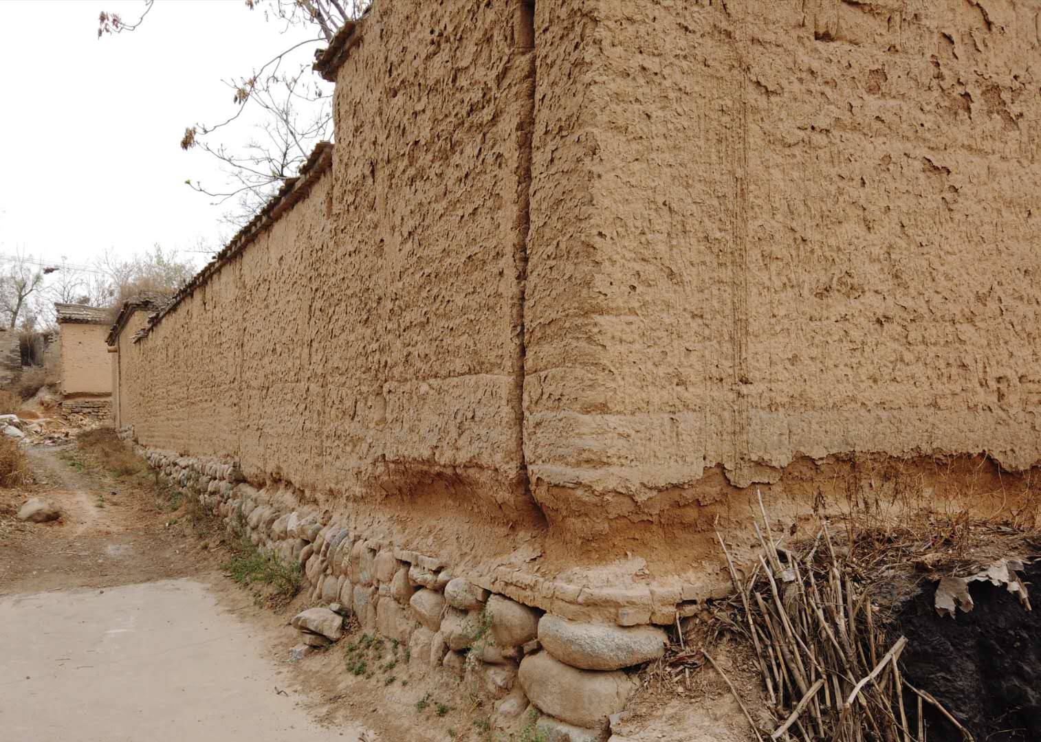 院子的围墙用石头,土,砖做成.