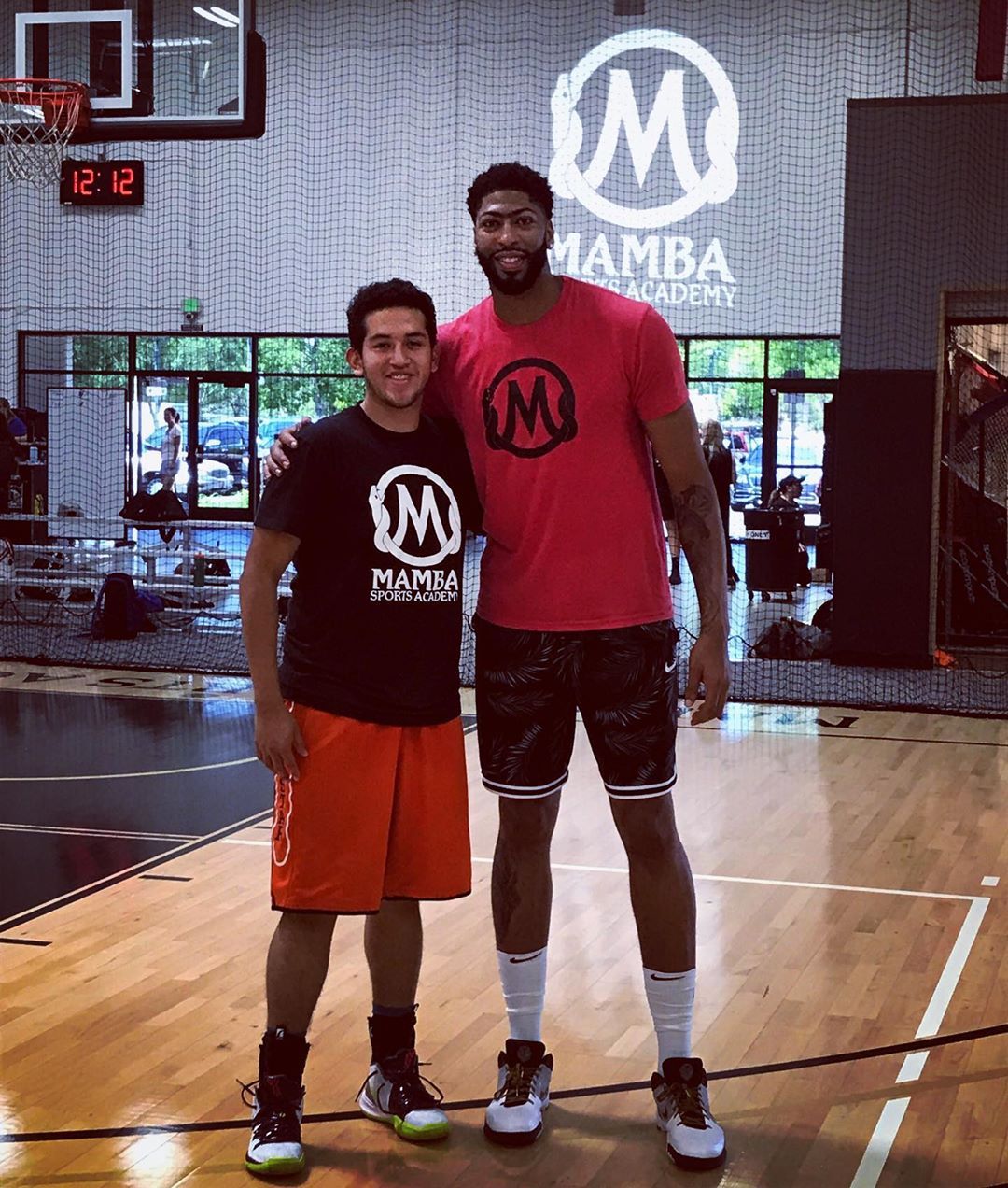 浓眉哥身高近2.1米却能这样打球,恭喜湖人吧