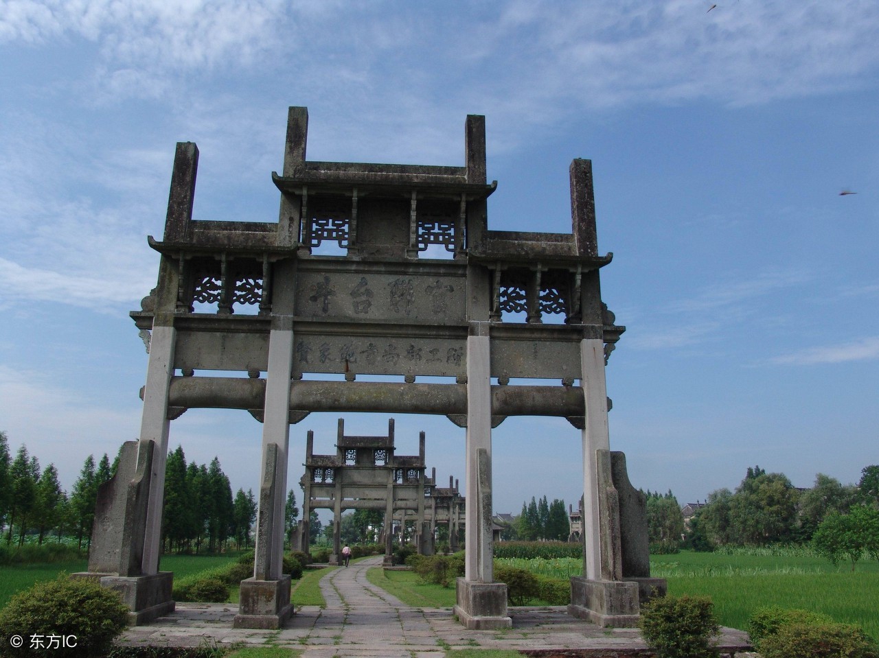 慈孝里坊,上面镌刻的是"御制","慈寺里",为旌表宋末处士鲍余岩,鲍寿逊