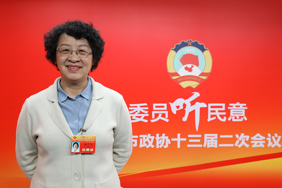 北京市政协委员杨宇飞做客千龙网两会访谈间