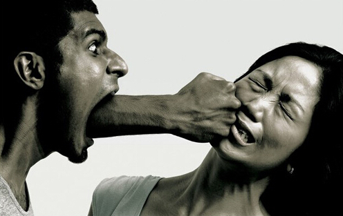 男子当众人面不停殴打妻子,不依不挠怒斥妻子,抡椅子逼下跪!