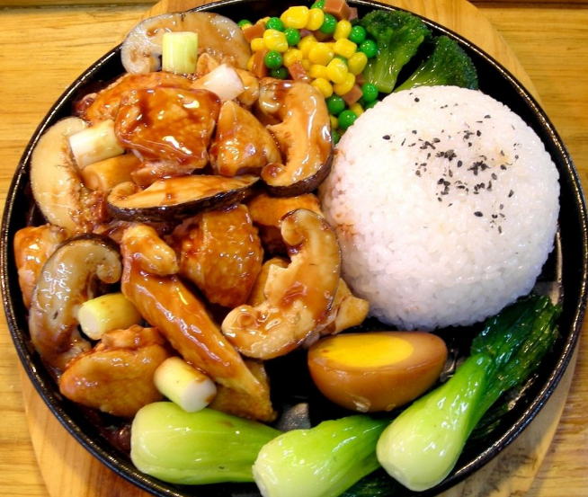 香菇鸡饭,鸡肉咖哩加上百菇炒肉丝,加上白饭就很满足!