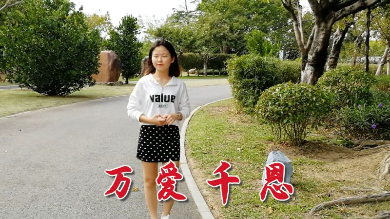 男歌手一首万爱千恩伤感的歌声句句真情献给辛苦的母亲