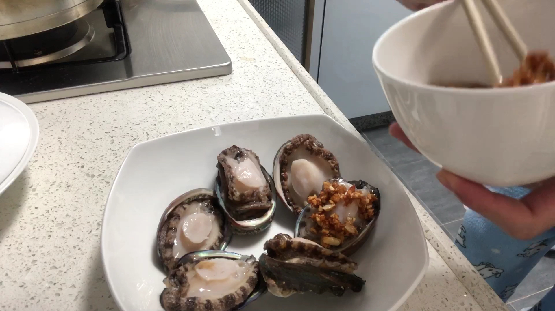 在家太无聊了 做一道蒜蓉蒸鲍鱼给妈妈姐姐吃