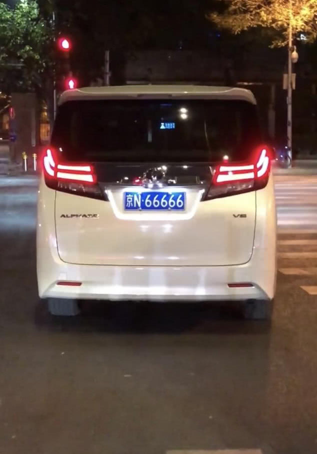 偶遇120万加价王埃尔法,不经意间看到车牌,网友:比车还贵!