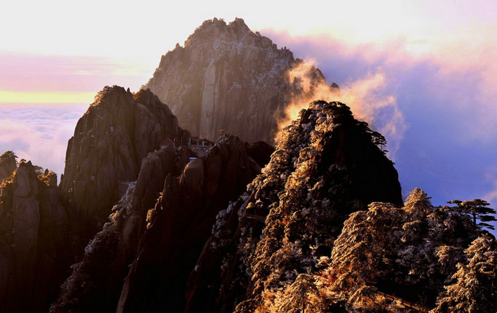 它是黄山三大主峰之一,以险峻著称,可以远眺云山相连的美景.