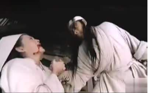 武松杀嫂,先撕破衣服,细节暴漏心机