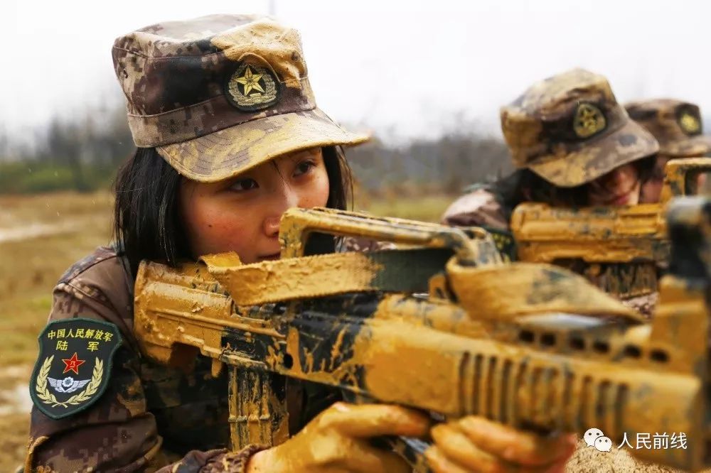 满身泥巴的女兵,美得让人泪目!