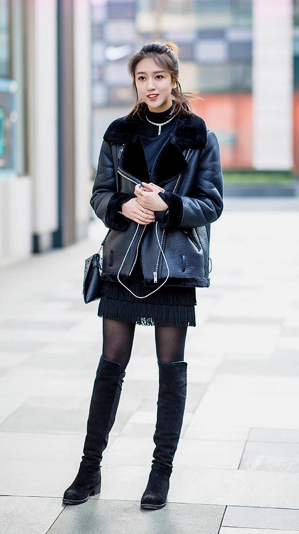 美女冬日一身黑装扮,瘦成一道闪电,身材苗条惹人羡