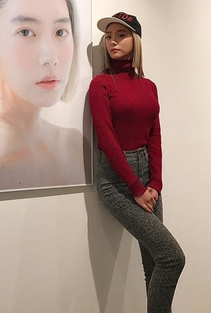 克拉拉早期照片:酒红色高领毛衣显气质,混搭风的裤子却不好驾驭