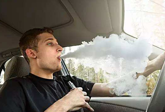 为啥老外在车里抽烟不开窗而国人却要开窗?老司机:心态不同