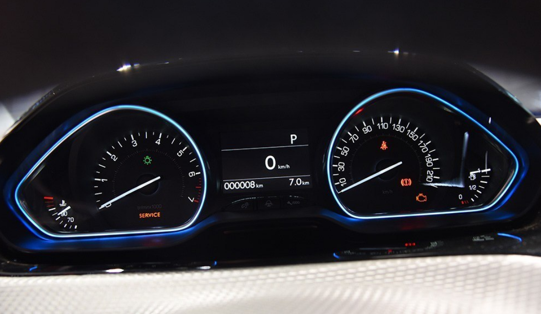 标致2008(海外)基本型,看着很有档次,开着很享受,操控无压力