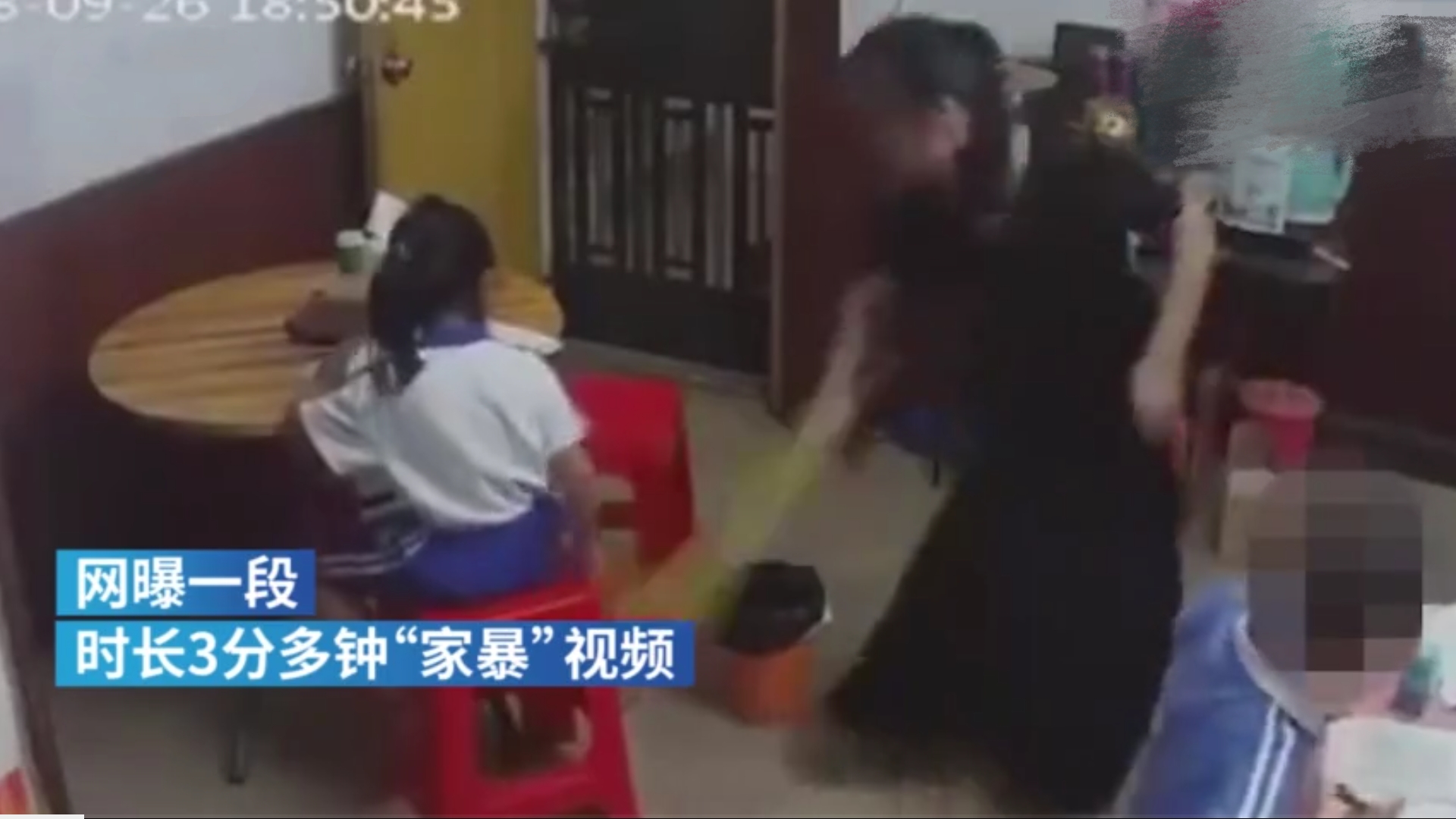 抽耳光,砸凳子,拽头发…小女孩遭父母轮番虐打还被弟弟欺负