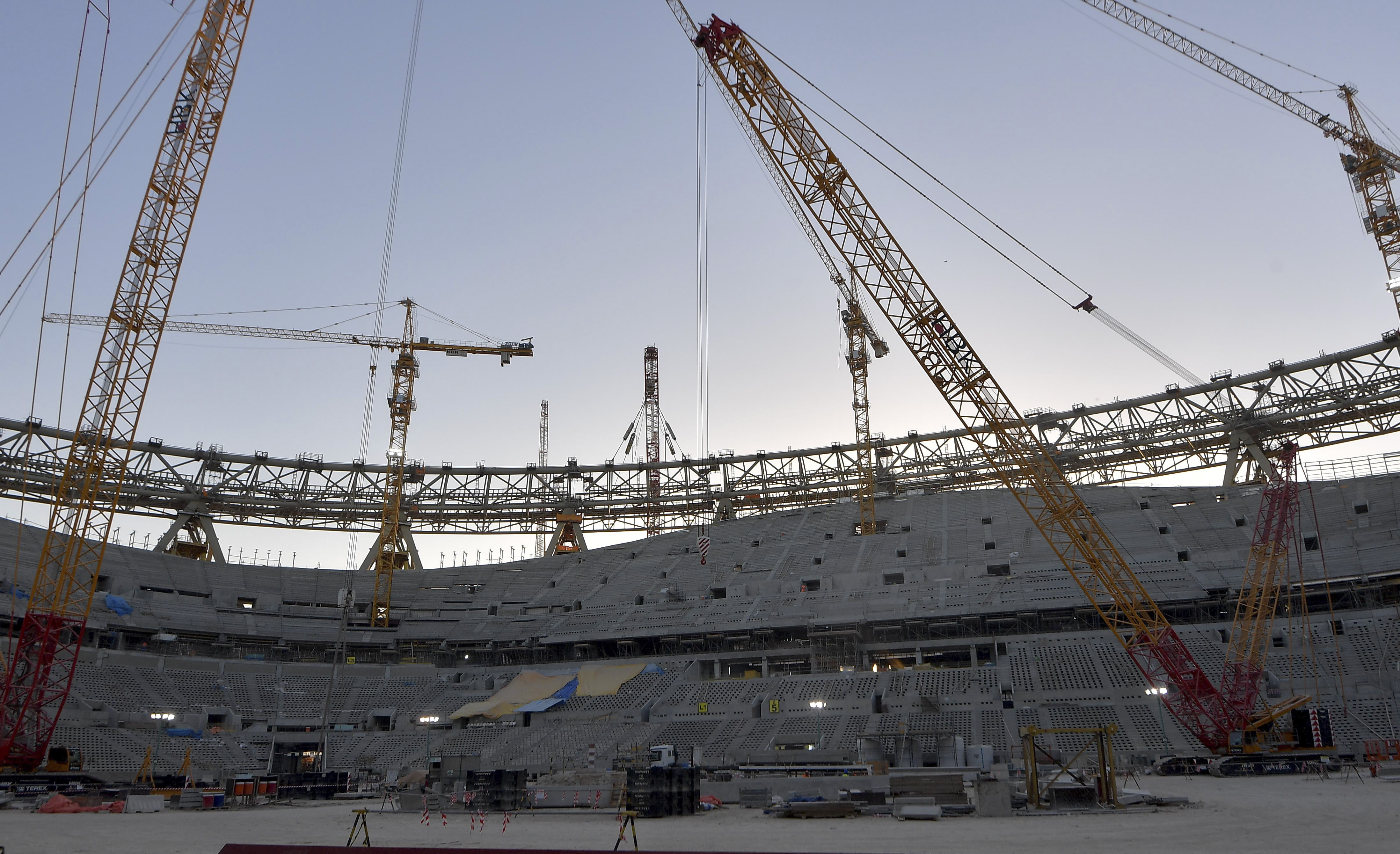 足球——中国承建卡塔尔世界杯主体育场主钢结构合龙(7)
