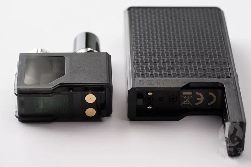 将烟弹安装至主机后,拧开注油盖,注入烟油.