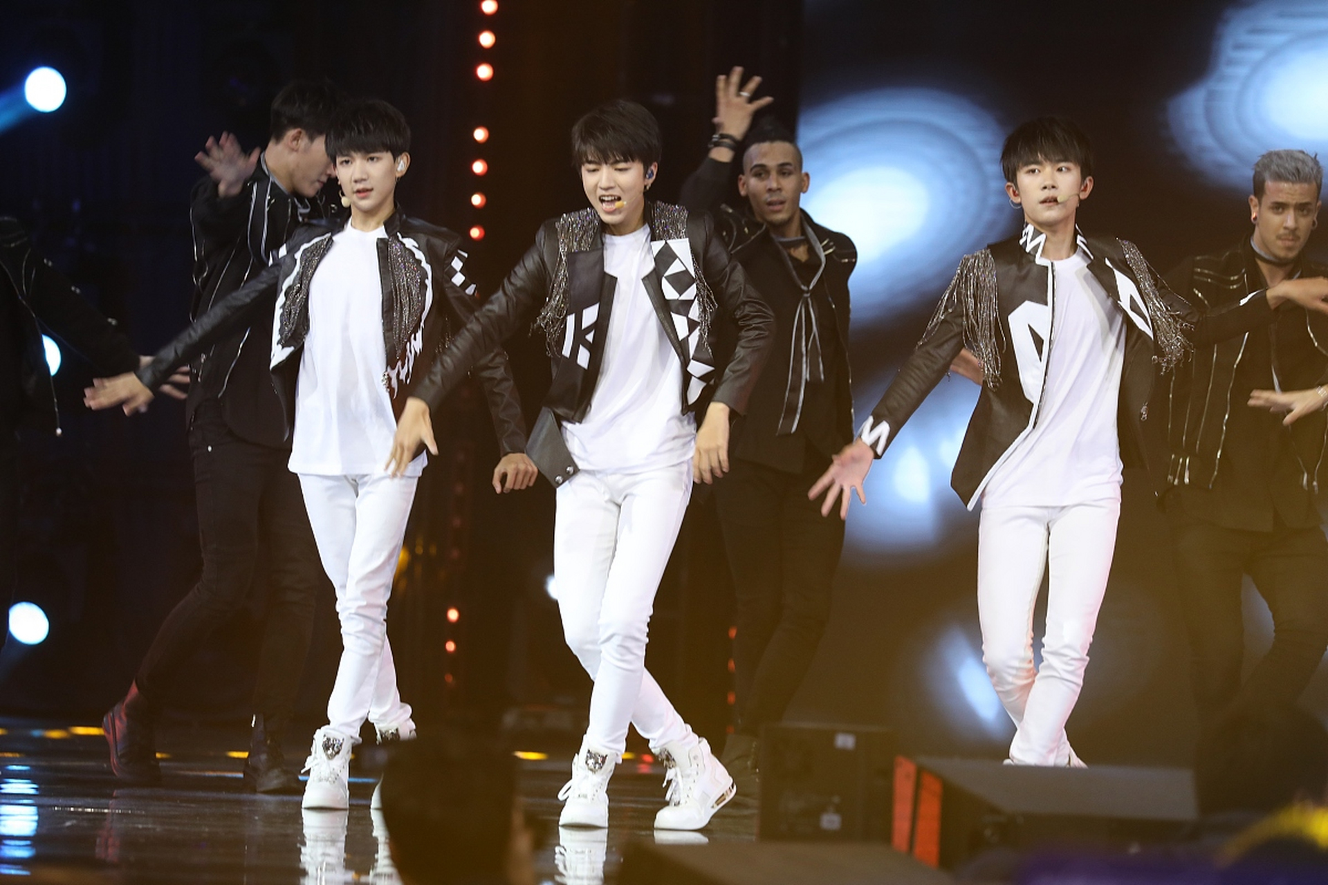 由王俊凯,王源,易烊千玺组成的少年偶像团体tfboys在2014年以"爆红"的