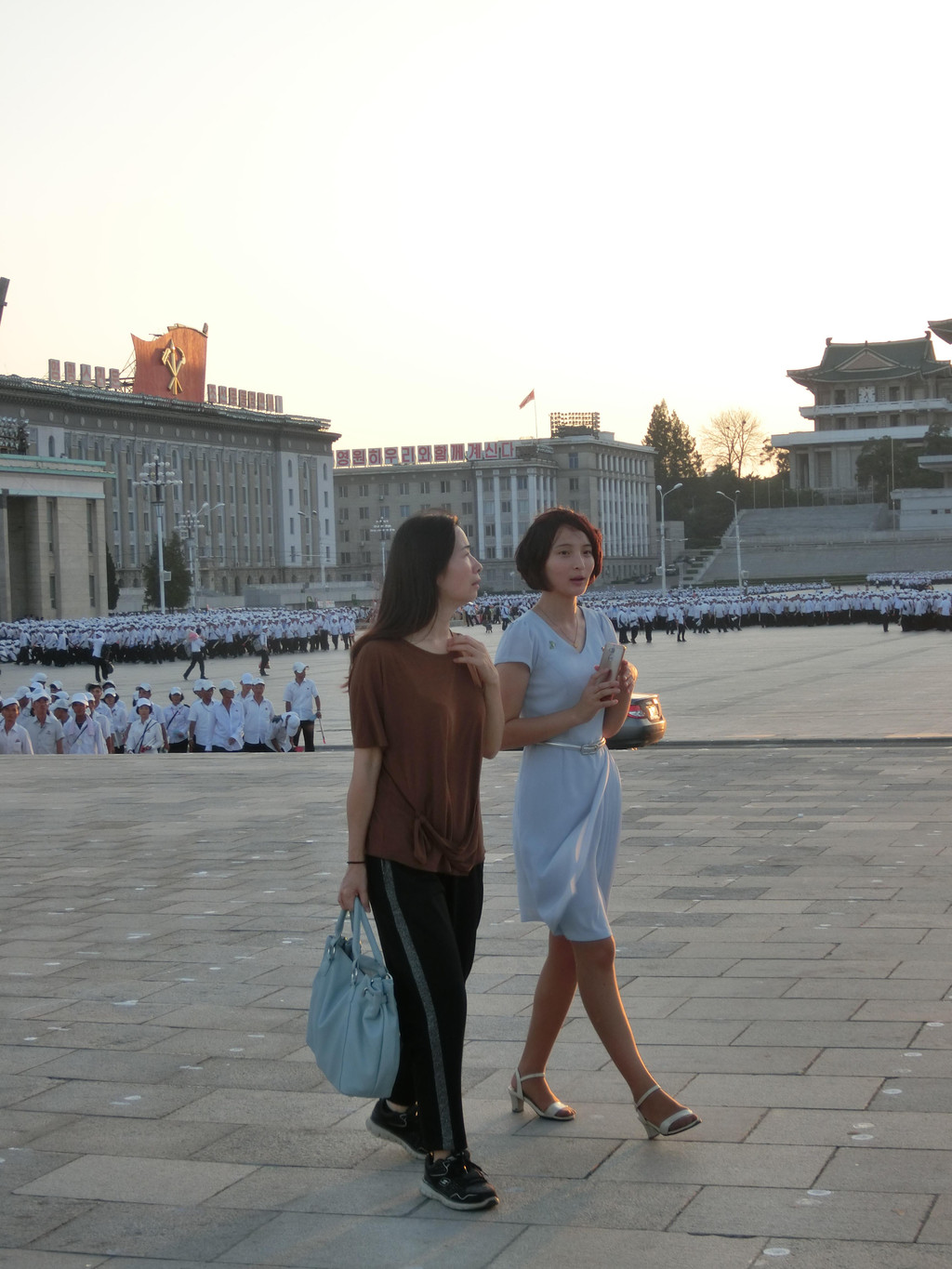 图为朝鲜平壤马路上,穿着职业裙装的女子交通警察.