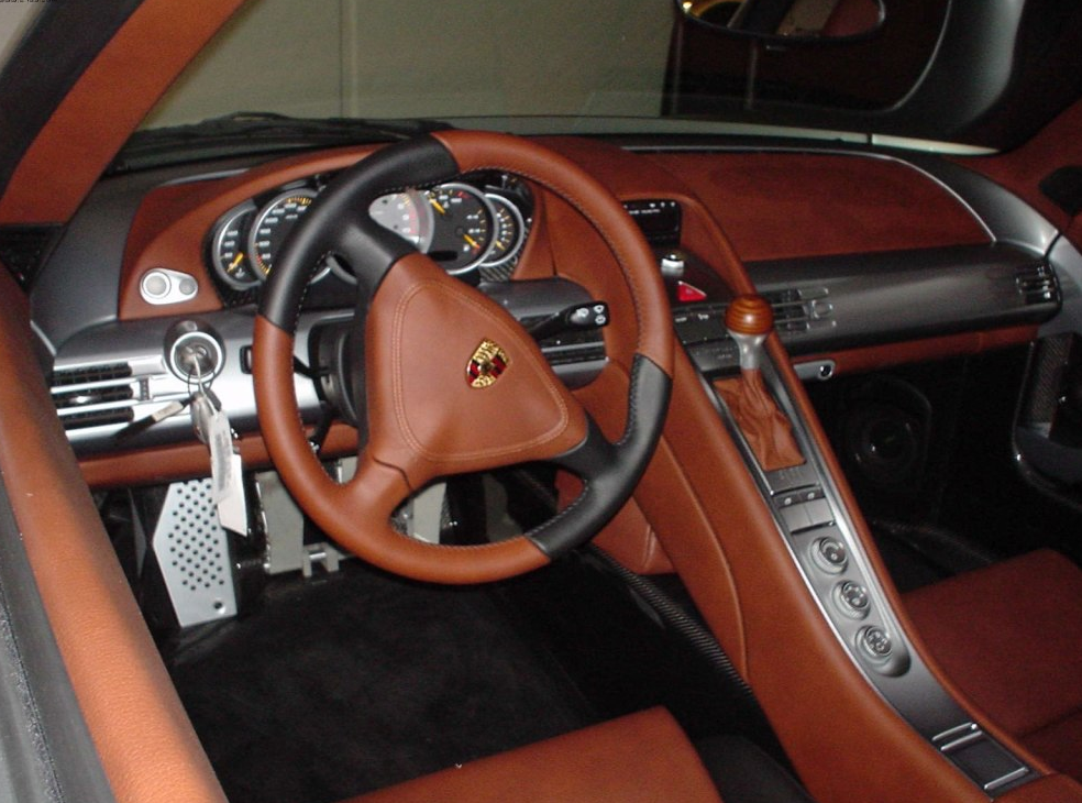 低调内敛时尚的carrera gt让你有精神上的刺激