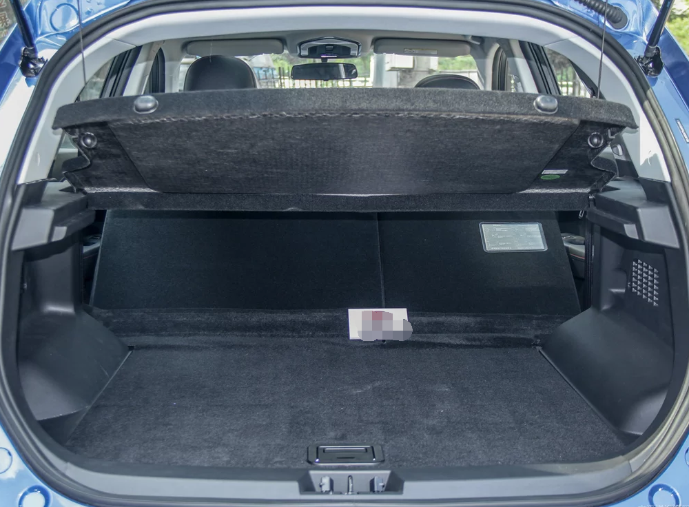 后备箱家用完全没问题,我车上钓具和露营的东西都没从车里拿下来过,储