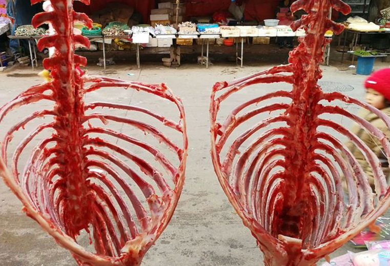 农村大集店主把羊剔成骨架卖,羊骨架全副8块钱一斤遭哄抢!