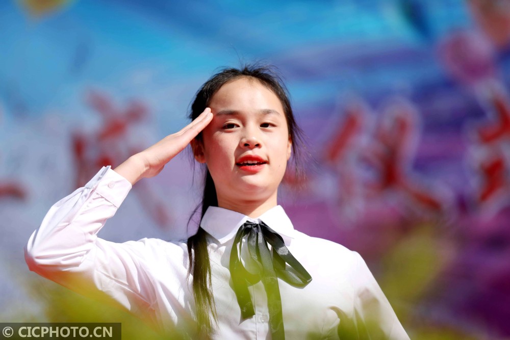 11月28日,一名学生在"成人礼"仪式上敬礼.