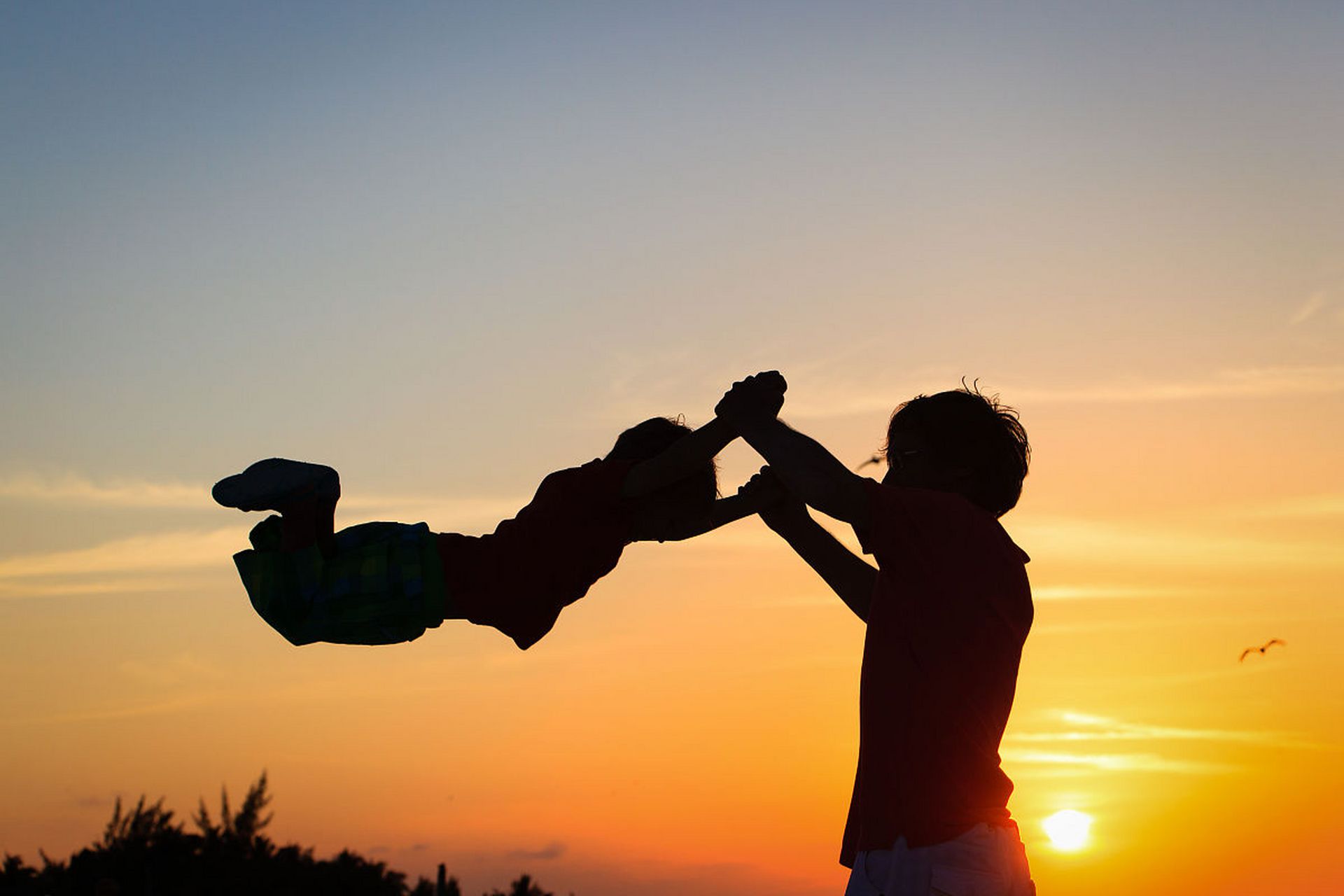 父亲的肩膀永远是女儿最坚实的依靠 | 加油爸爸!