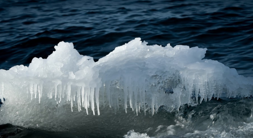 冻结的冰块似乎是在水中漂浮着,就像翻滚的海浪