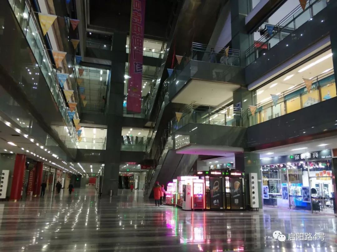 头条90亿欲"揽"中坤广场 商场大面积空置 夜晚灯火阑珊