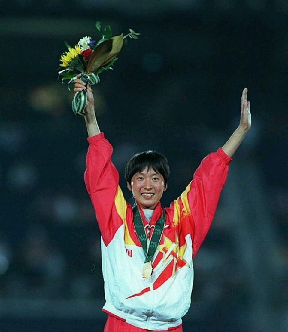 我国首个马拉松世界冠军王军霞讲述她的美国生活,有个丈夫很奇葩