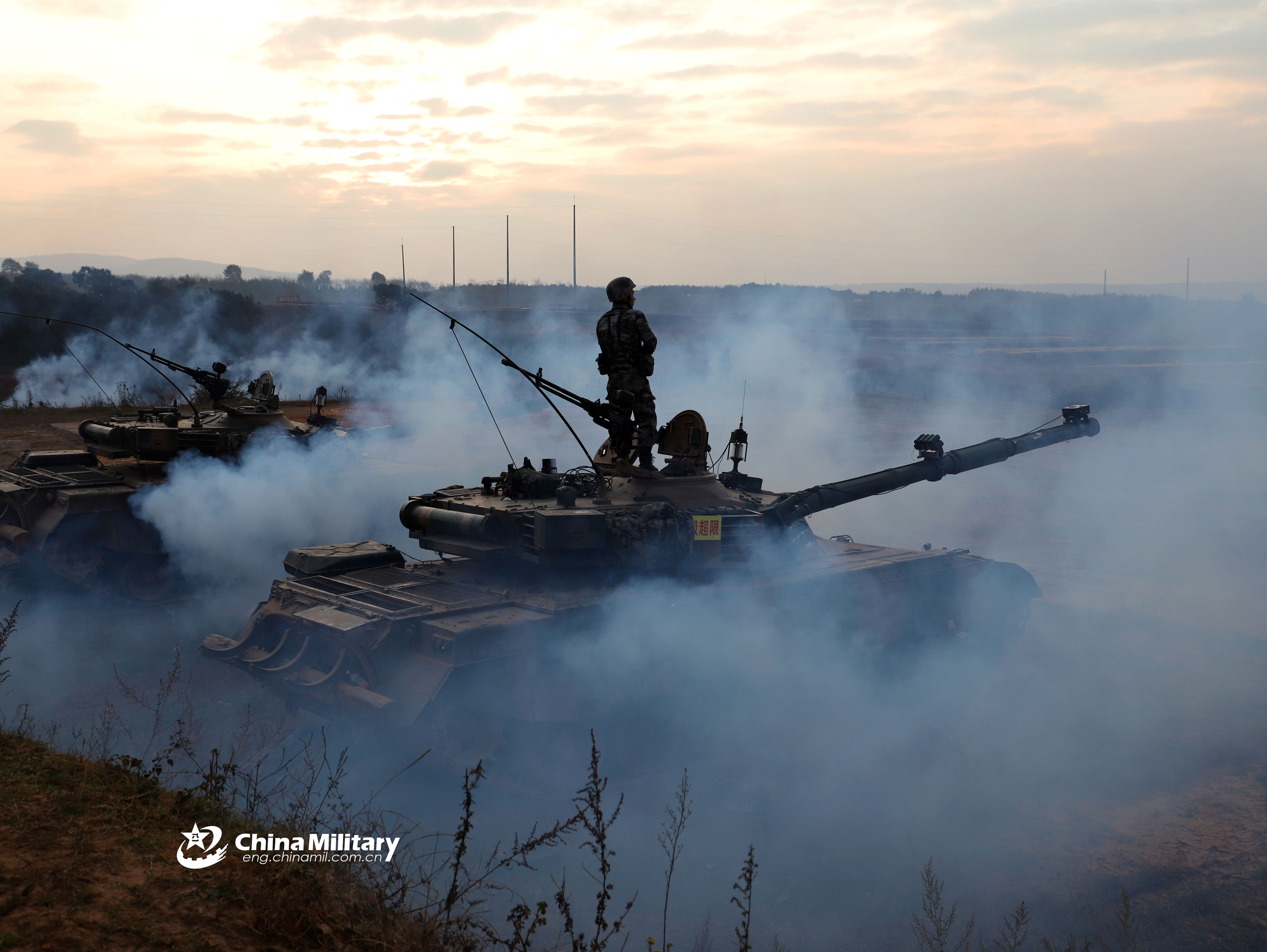 山地攻防作战演练 主战坦克烟雾中行进