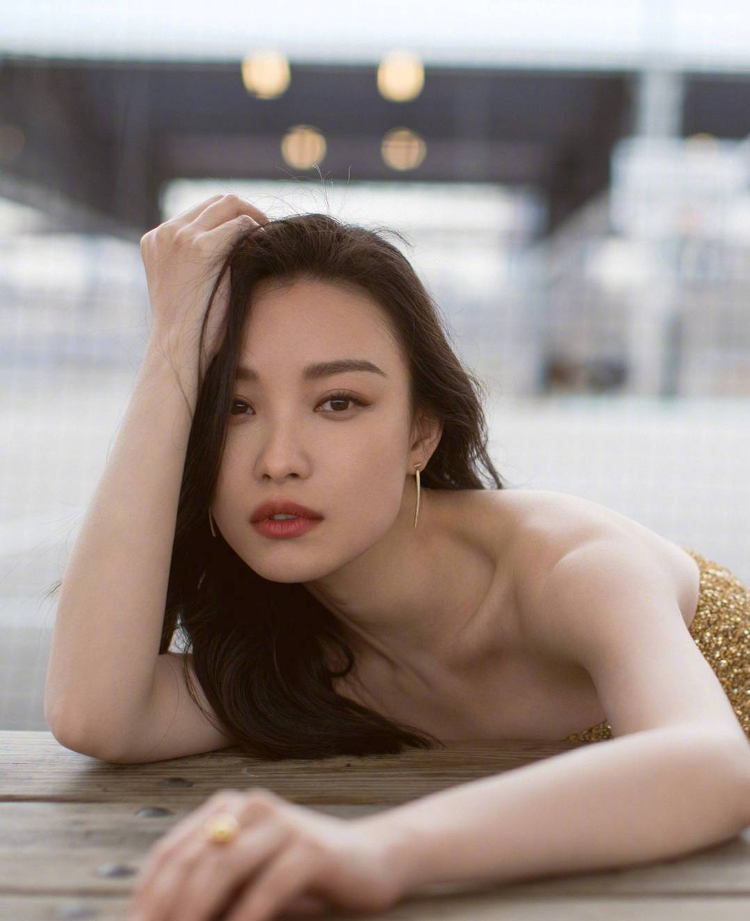 倪妮穿金色礼服荡秋千,上演高难度动作,娱乐圈里的气质女明星