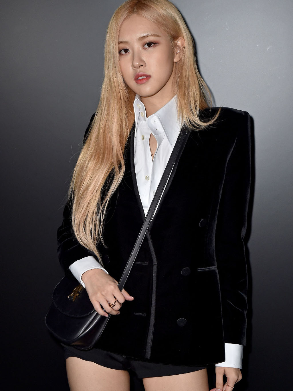 rose朴彩英真会穿,黑色丝绒西装配长靴,一双"漫画腿"抢镜!