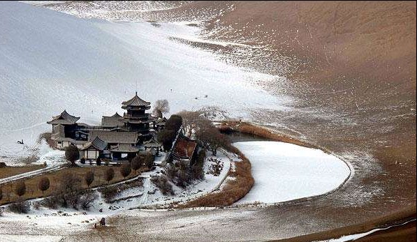甘肃:除了生动的敦煌壁画,还有清冷美好的月牙泉值得一去