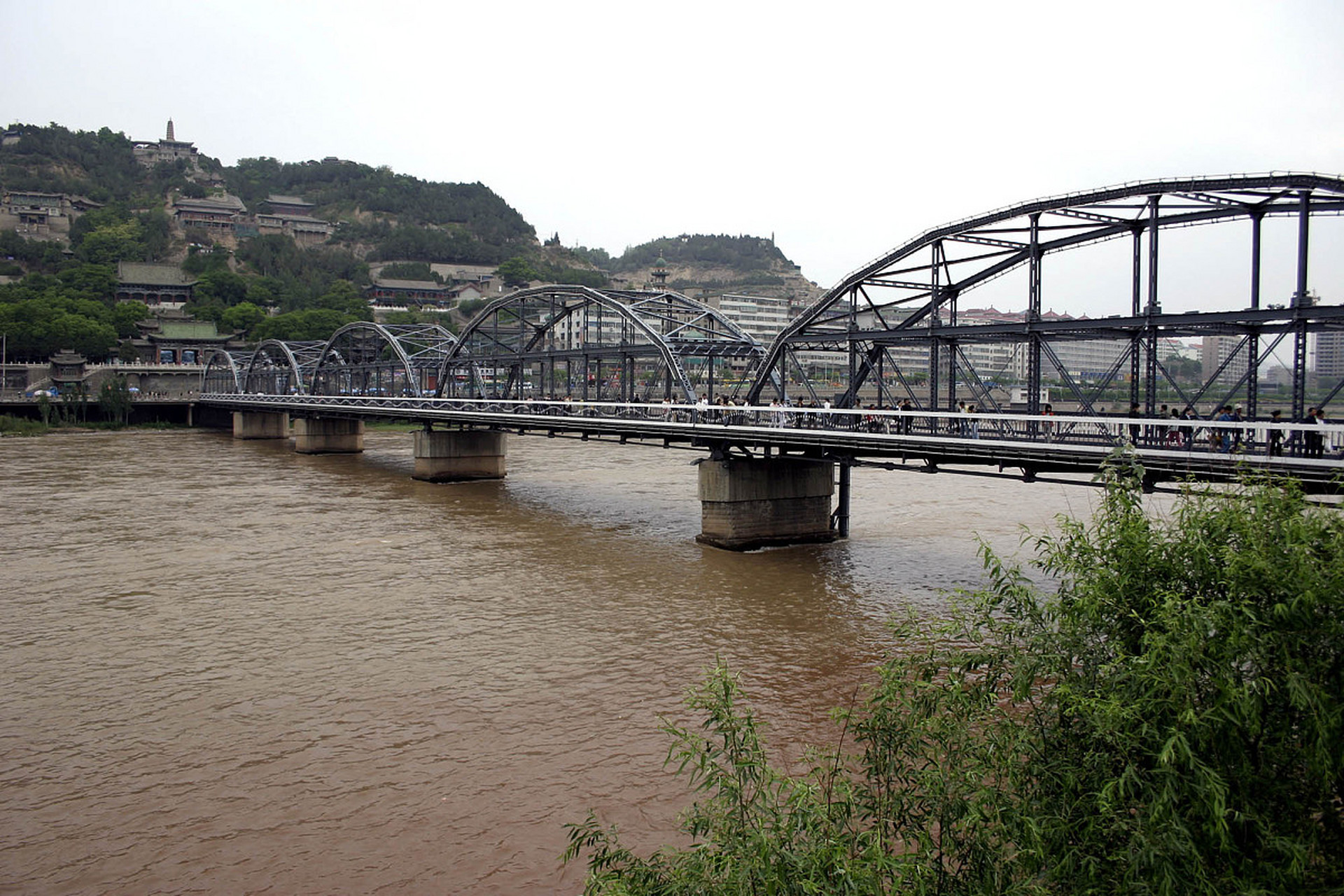 兰州黄河铁桥,又名中山桥,是中国甘肃省兰州市城关区的一座标志性建筑