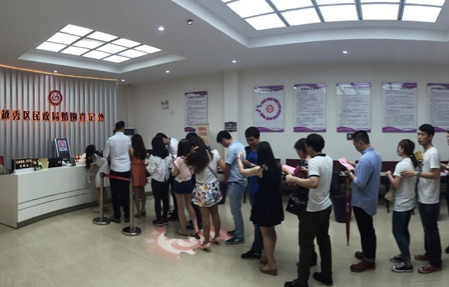 实拍年底民政局,离婚的排起长队,结婚的没人,这是个什么现象